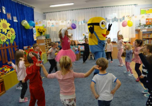 Dzieci tańczą z postacią Minionka